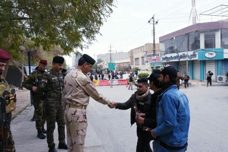 جهود وإجراءات أمنية لشرطة كربلاء بتأمين ساحة التظاهر قابلها المتظاهرون بالشكر والورود