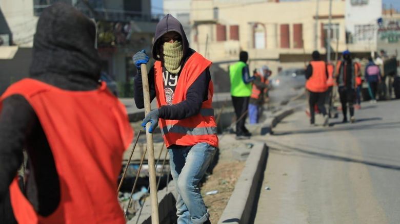 عامل النظافة.. حين يكون العملُ شرفاً لا عيباً رغم نظرة المجتمع السلبية