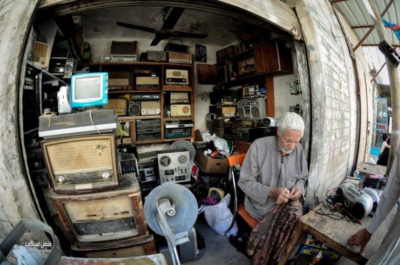 أبو (الراديونات).. قصّة ثمانيني كربلائي يعشقُ عمله بصيانة المذياع (تقرير مصوّر)