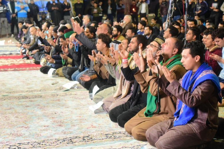 دعاءٌ ودموعٌ في ساحة التظاهر بكربلاء (تقرير مصوّر)