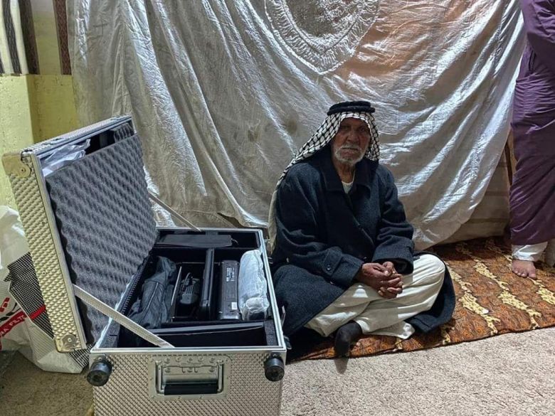 بجهود إستثنائية.. مسن كربلائي يكمل معاملة (البطاقة الوطنية) من داخل منزله