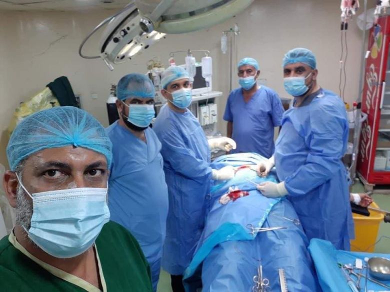 طبيب كربلائي ينقذ حياة زائر بصري بعد سقوطه على سيخ معدني إخترق قلبه