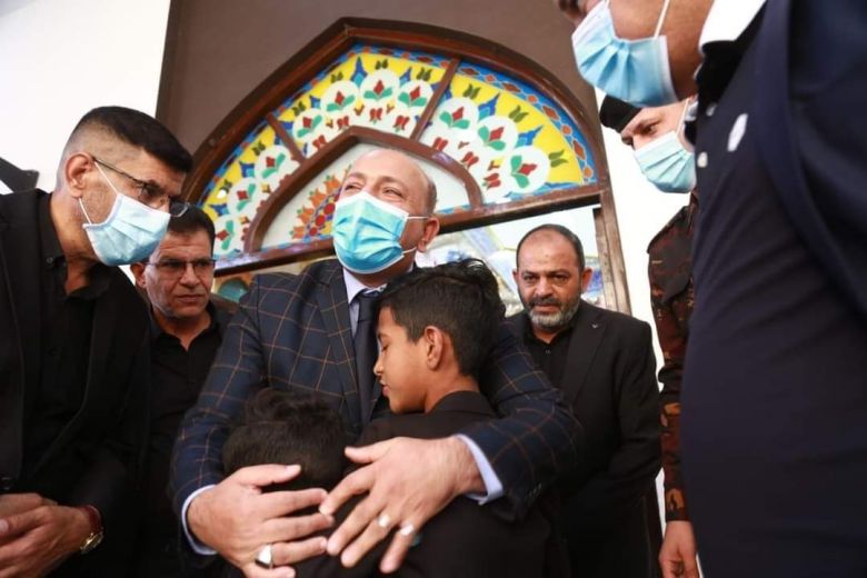محافظ كربلاء المقدسة يحضر مجلس عزاء احد المنتسبين بعد استشهاده اثناء الواجب