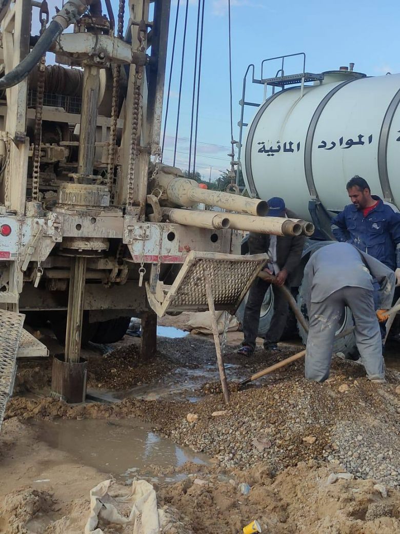 شهداء كربلاء تبادر بحفر بئر في مقبرة جنة الشهداء