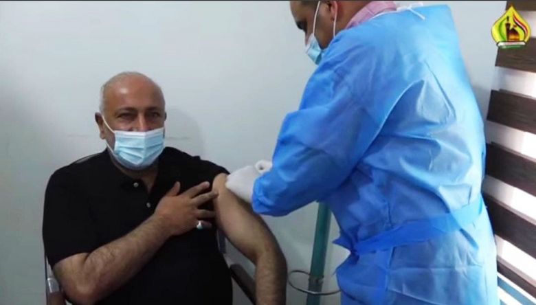 بالصور/محافظ كربلاء المقدسة يتلقى لقاح كورونا و يشيد بجهود دائرة صحة المحافظة