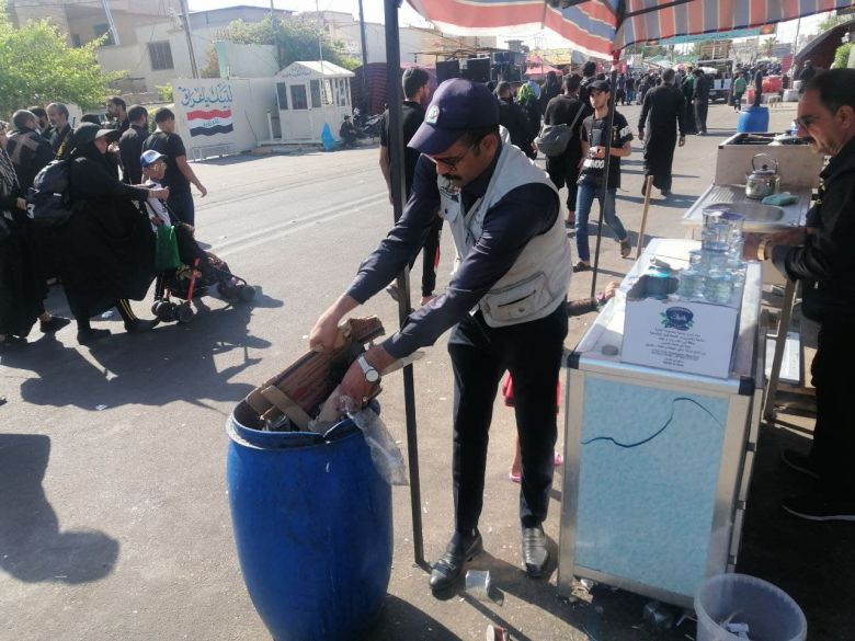 كربلاء: الشرطة المجتمعية تبادر بحملة تنظيف تطوعية موسعة داخل مركز المدينة المقدسة/مصور