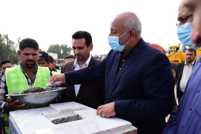محافظ كربلاء المقدسة يضع حجر الاساس لخط دفع مياه الامطار في منطقة المعملجي