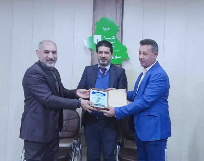 نقابة الصحفيين العراقيين/فرع كربلاء تكرم مصور قسم الاعلام والاتصال الحكومي في المحافظة بدرع التميز