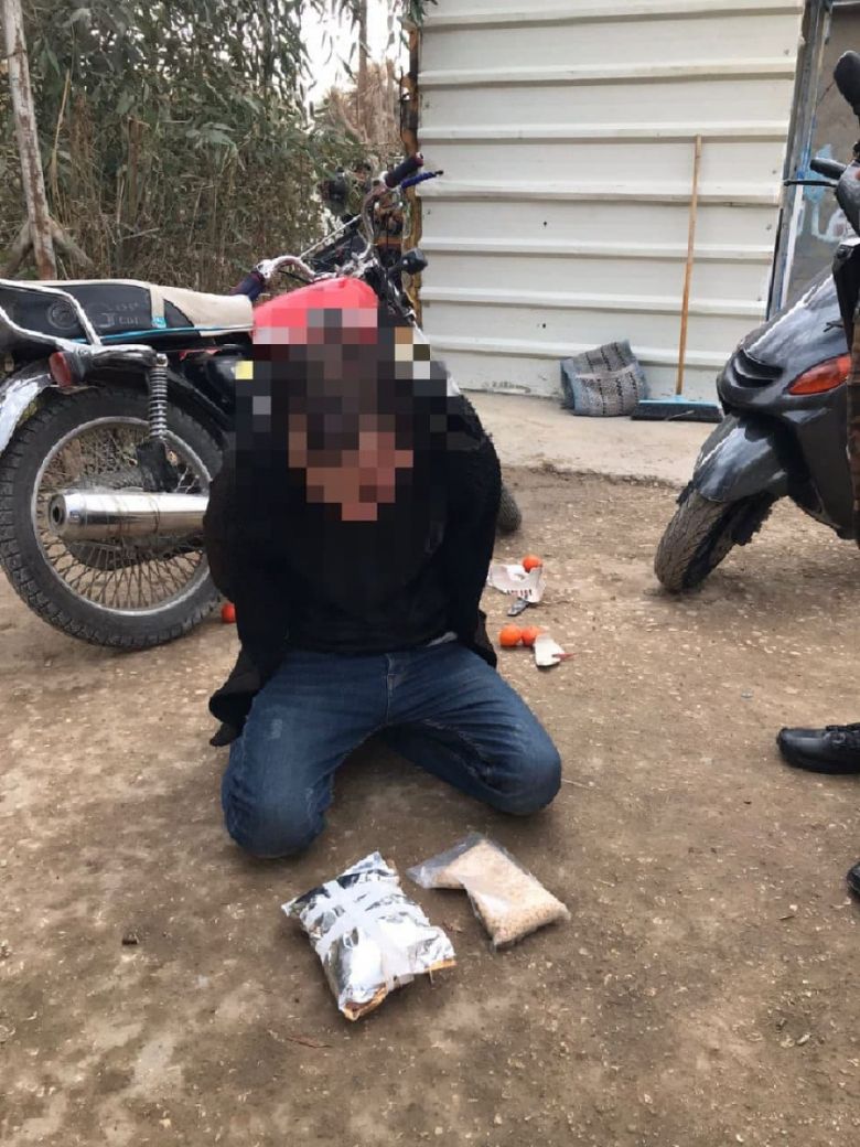 شرطة كربلاء تلقي القبض على متهم حاول ادخال أكثر من ألف حبة مخدرة و(كيلو غرام ) كرستال الى المحافظة