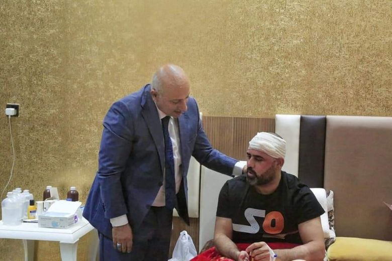 بعد تعرضه لحادث.. الخطابي يزور الكابتن عماد محمد في منزله