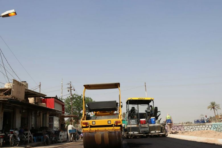 الكوادر الهندسية تواصل العمل بمشروع إنشاء طريق كتف الحسينية