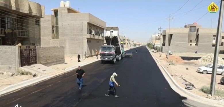 بتوجيهٍ من محافظ كربلاء.. شارع حي الميلاد الحيوي يشهدُ أعمال تعبيده وتطويره بالكامل