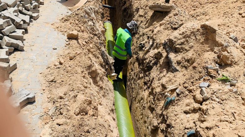 استجابة لمناشدات المواطنين.. مدّ أنبوب ناقل للمياه الصافية لخدمة أربعة أحياء سكنية في كربلاء