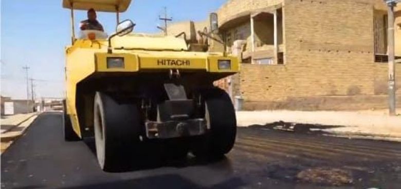 بمواصفات عالية.. إكمال الطبقة الأولى من إكساء شوارع 