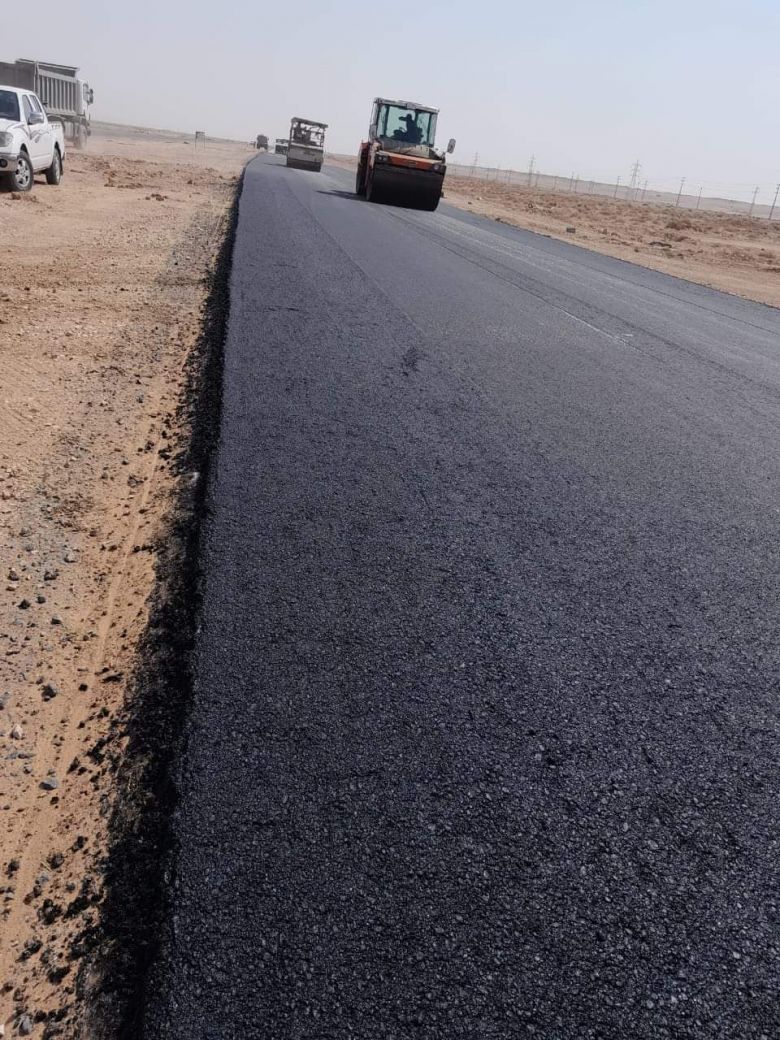 بنسبة (88%).. تواصل أعمال الإكساء والتعبيد في طريق 