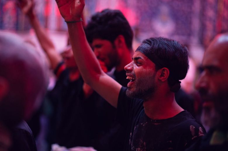 بالصور.. قلوب المحبين تحتضن ضريح ابي الاحرار الامام الحسين( ع)