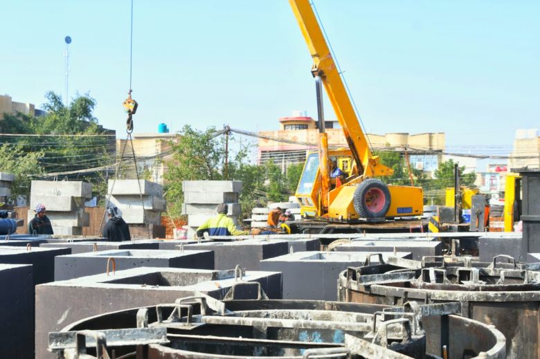 تنفيذ مشروع شبكات مجاري ثقيلة وامطار في حي السلام