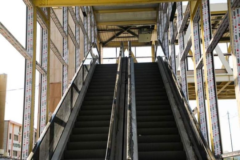 استمرار العمل بإنجاز اعمال مجسر  المشاة في حي الحسين(ع)