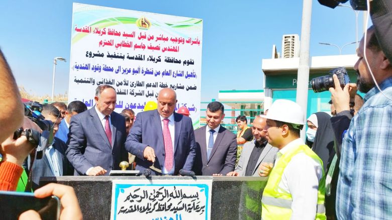 محافظ كربلاء يضع الحجر الاساس لمشروع تطوير وتأهيل طريق الشارع العام في قضاء الهندية