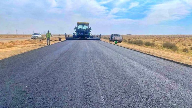 بطول (90 كيلومتراً).. طرق وجسور كربلاء تنفذ أعمال إكساء طريق (الرزارة ـ الحج البري)