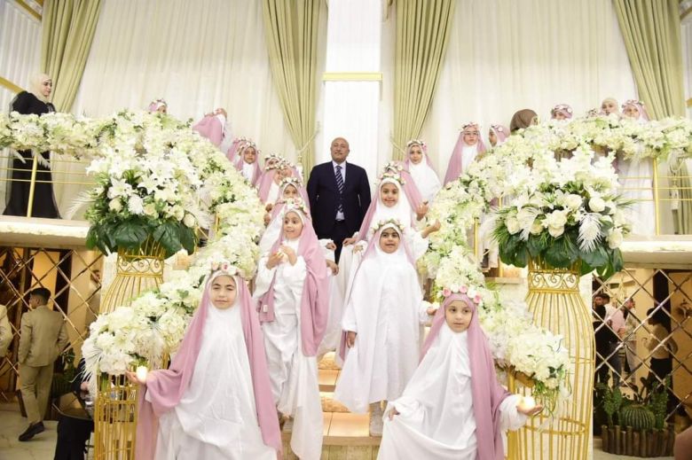 بالصور.. محافظ كربلاء يشارك في حفل تخرج طلبة والتكليف الشرعي  للطالبات في احدى مدارس المحافظة