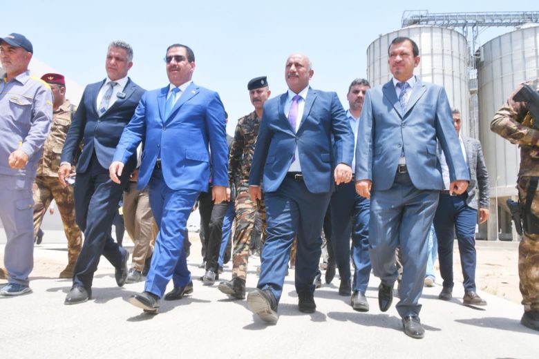 بالصور.. وزير التجارة ومحافظ كربلاء يتفقدان عملية تسويق محصول الحنطة في سايلو كربلاء