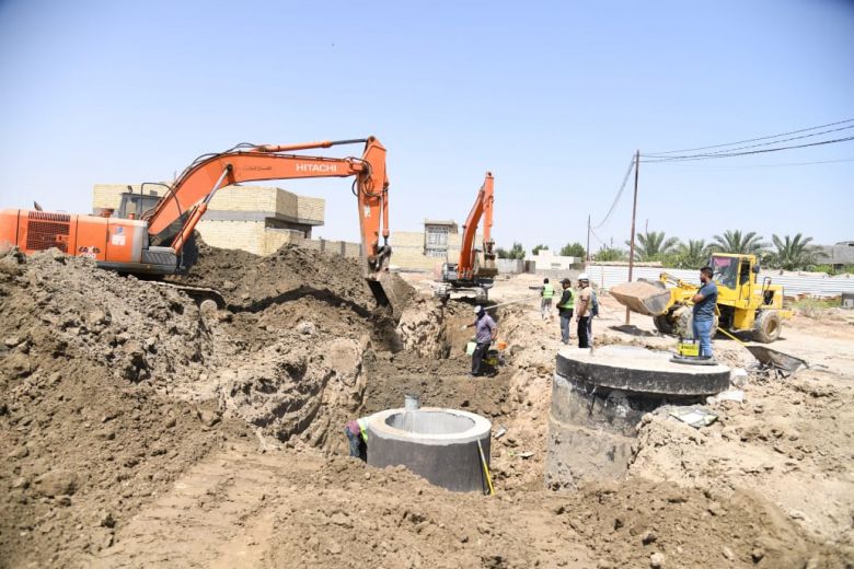الكوادر الهندسية تواصل العمل بمشروع شبكة مجاري مياه الامطار في الجدول الغربي