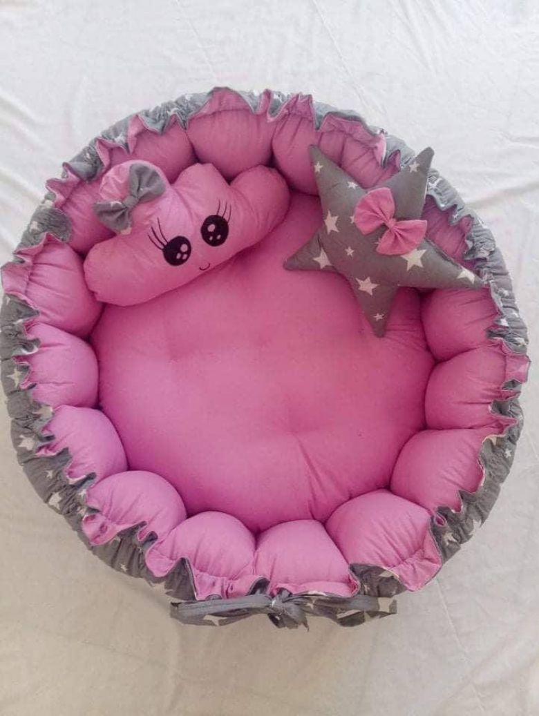 فن خياطة لوازم الاطفال... عالم مطرز بالوان الربيع