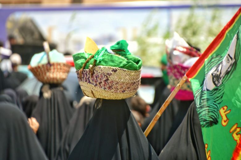 بالصور.. الحكومة المحلية تقدم خدماتها لمواكب عزاء دفن الاجسام الطاهرة