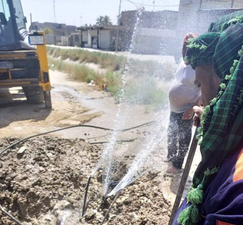 ماء كربلاء  تنفذ عدداً من حملات ازالة التجاوزات على الشبكات المائية في قضاء الهندية