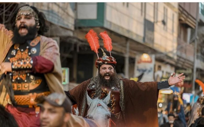 مواكب الاربعين... أكف تحتضن عاشوراء بشغف لا ينتهي