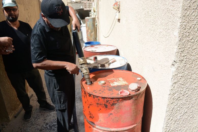 المنتجات النفطية /فرع كربلاء تواصل توزيع مادة النفط الابيض على المواطنين