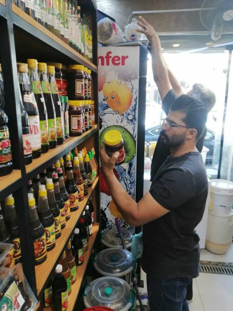 صحة كربلاء تغلق محال وتتلف موادا غذائية مخالفة للشروط الصحية