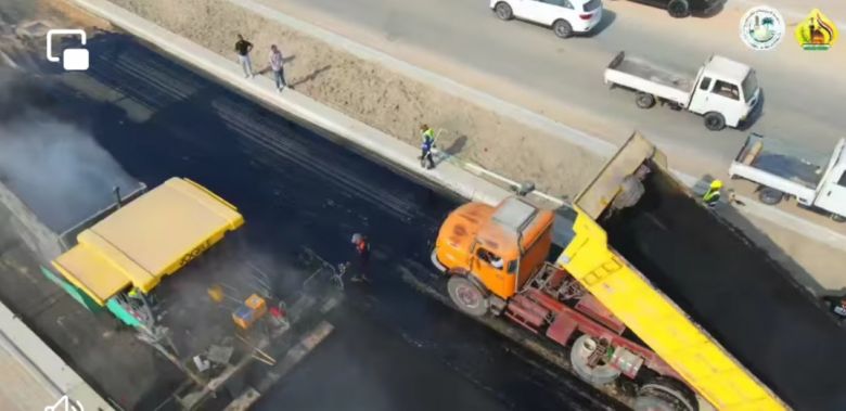 بلدية كربلاء تباشر بأعمال تعبيد شارع يمتد لـ (3200 متر) ويخدم العديد من الأحياء السكنية من جهة النجف