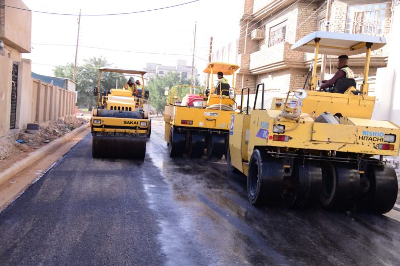 استمرار العمل بتأهيل وتطوير شوارع متفرقة في مركز المدينة