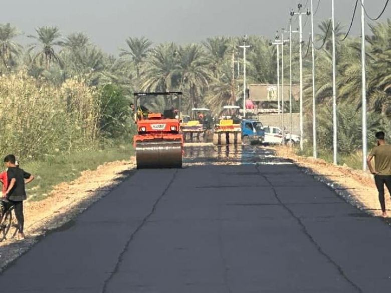 ضمن مشاريع الدعم الطارئ.. تبليط طريق ريفي في قضاء الهندية