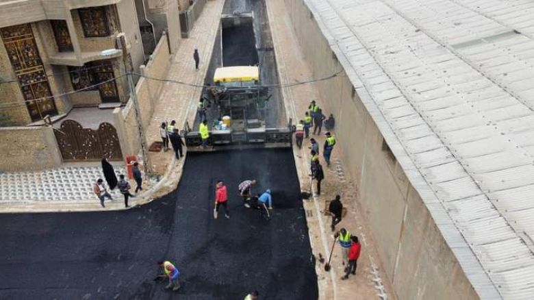 بالصور.. استمرار العمل بتعبيد شوارع حي الكردي في قضاء الهندية
