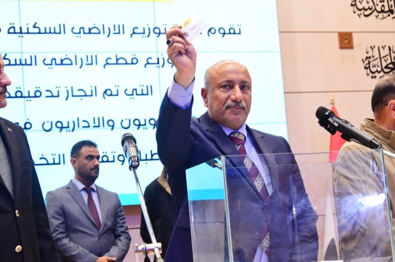 تحت عنوان الوعد الصادق.. محافظ كربلاء يباشر بتوزيع وجبة جديدة من  قطع الاراضي السكنية