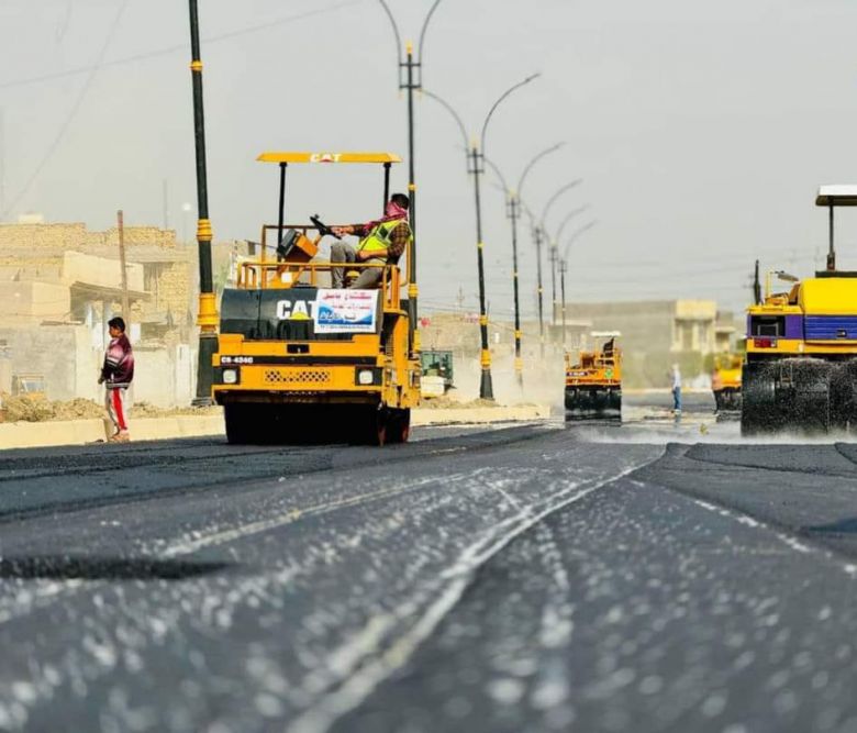 بلديات كربلاء تباشر بأعمال اكساء شارع الحمداني في قضاء الهندية
