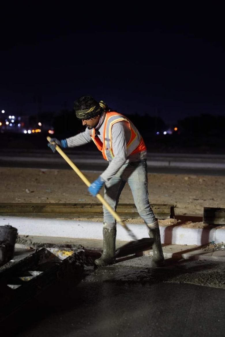 بلدية كربلاء تواصل أعمال الصب في مشروع  ربط شارع ميثم التمار بالرابط الجنوبي