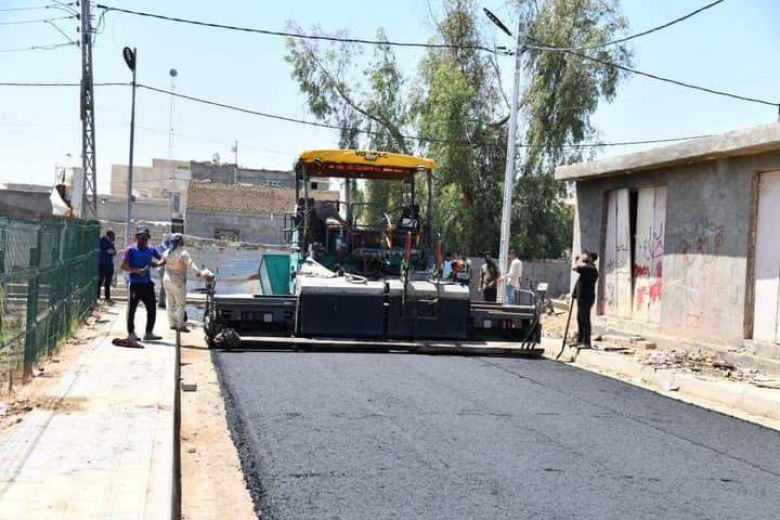 الاستمرار باعمال اكساء عددا من الشوارع في قضاء الجدول الغربي