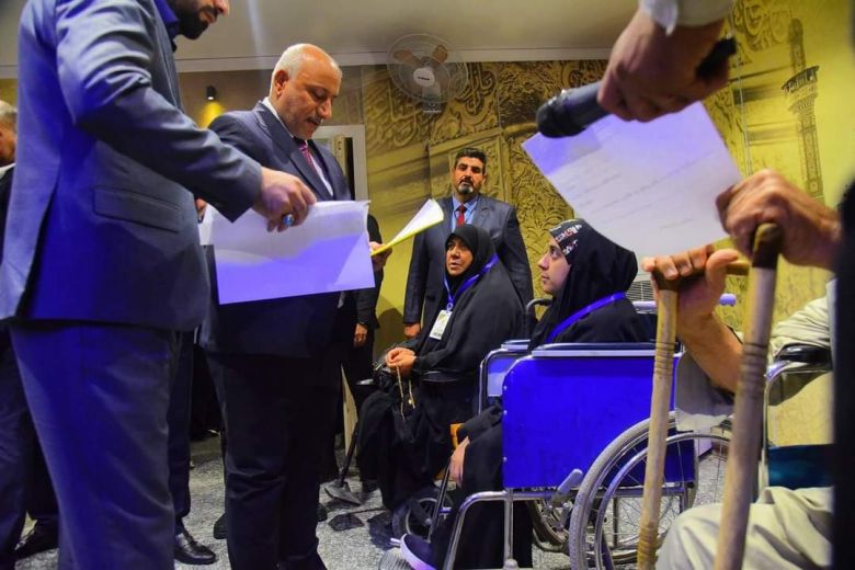 ضمن برنامجه الاسبوع.. محافظ كربلاء يلتقي بعدد من المواطنين ويستمع الى طلباتهم