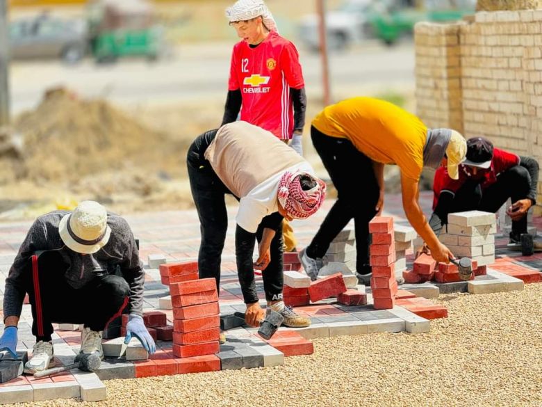 بالصور.. بلدية الهندية تباشر باعمال رصف المقرنص في شوارع حي المصطفى