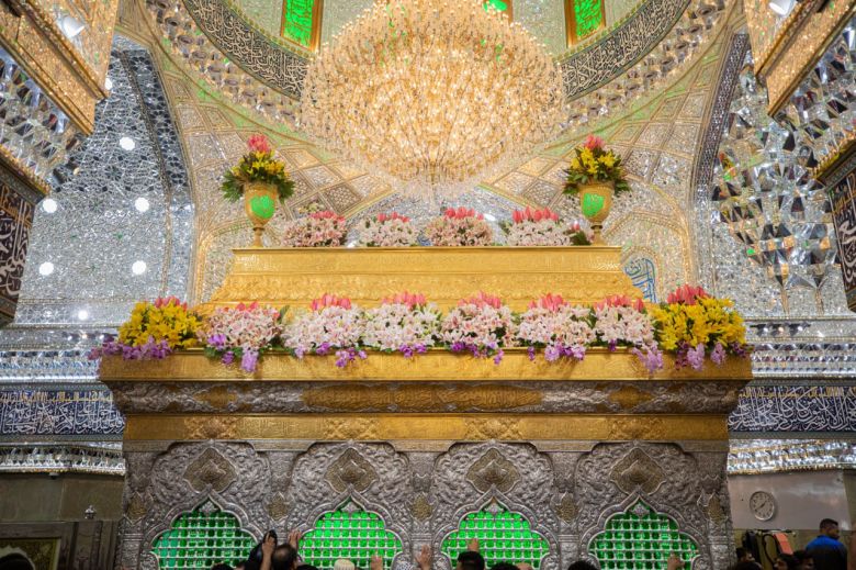 العتبة الحسينية تزين مرقد الإمام الحسين (ع)  بالزهور بمناسبة عيد الغدير