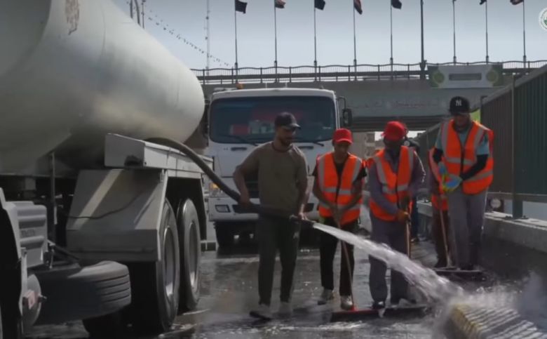 ضمن حملة اسبوع النظافة.. بلدية كربلاء تواصل اعمال ادامة شوارع وحدائق المحافظة