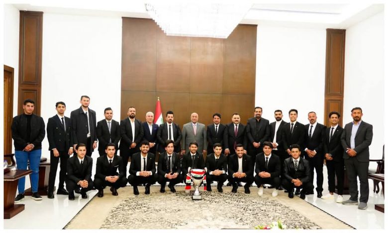 رياضيون يقدمون كأس الفوز لمحافظ كربلاء تثميناً لدعمه المتواصل للرياضة الكربلائية