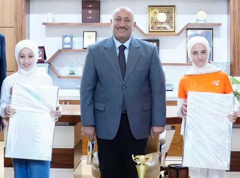 محافظ كربلاء يكرم طالبتين بعد حصولهما على المرتبة الاولى في مسابقة دولية