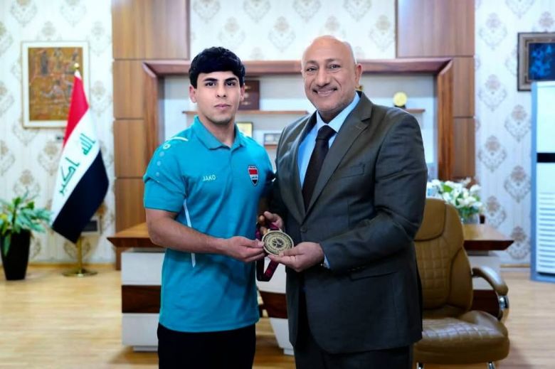 بعد حصوله على مركز متقدم..محافظ كربلاء يكرم لاعب المصارعة الكربلائي