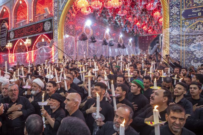 أهالي كربلاء ينظّمون مسيرة شموع عزائية لإحياء ليلة العاشر من محرم الحرام