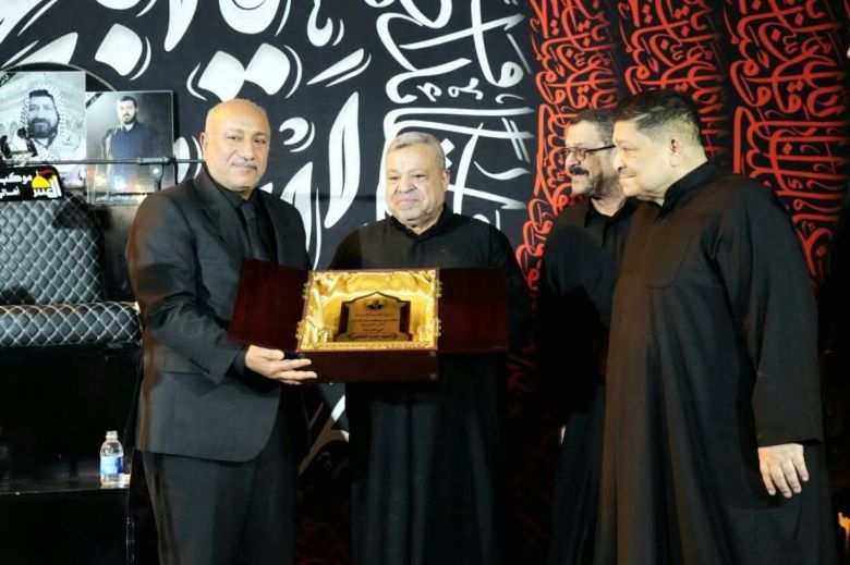 اهالي قضاء الهندية يقدمون درعا رمزيا لمحافظ كربلاء تعبيرا عن امتنانهم لدعمه المتواصل مع أبناء المحافظة